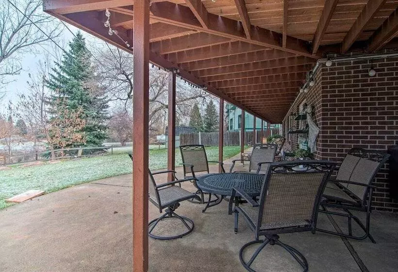 Modern Creekside Home: 9 Mi To Downtown Denver