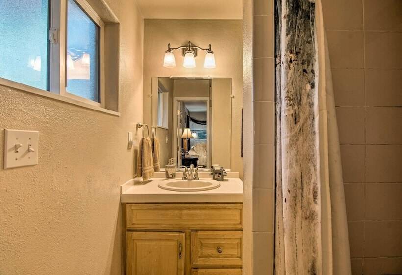 Modern Creekside Home: 9 Mi To Downtown Denver