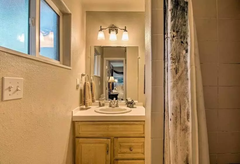 Modern Creekside Home: 9 Mi To Downtown Denver