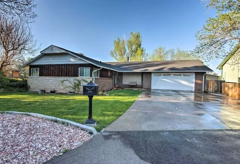 Modern Creekside Home: 9 Mi To Downtown Denver