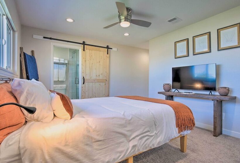 Palm Springs Pad W/ Outdoor Kitchen + Views!