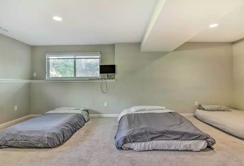 Pet Friendly Michigan Home: 5 Mi To State Park!