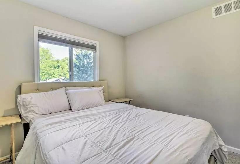 Pet Friendly Michigan Home: 5 Mi To State Park!