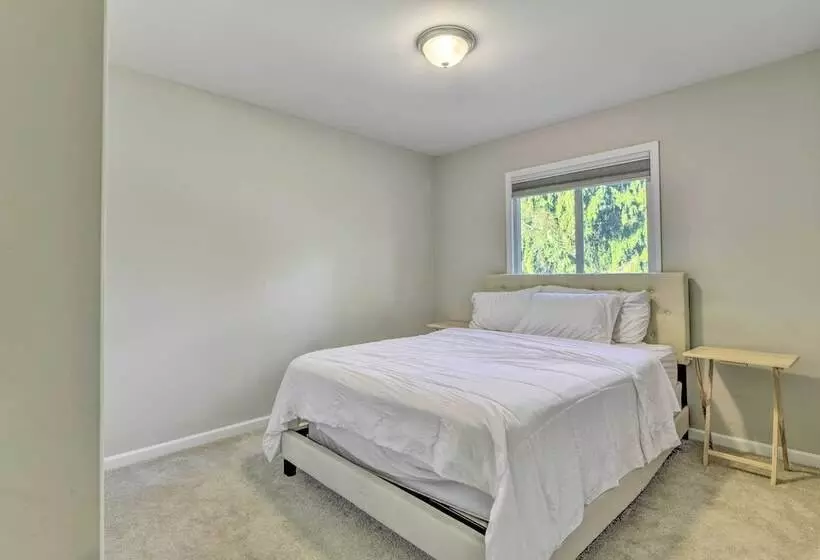 Pet Friendly Michigan Home: 5 Mi To State Park!