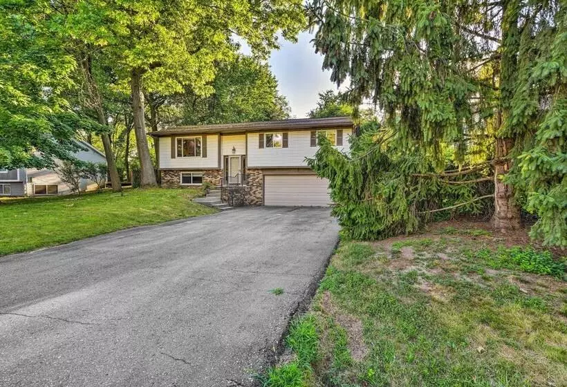 Pet Friendly Michigan Home: 5 Mi To State Park!