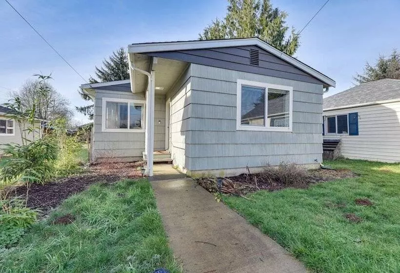 Pet Friendly Hoquiam Cottage W/ River Access!