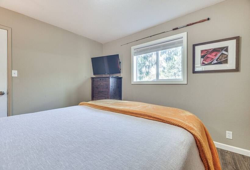 Pet Friendly Hoquiam Cottage W/ River Access!