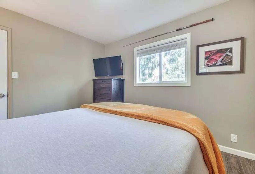 Pet Friendly Hoquiam Cottage W/ River Access!