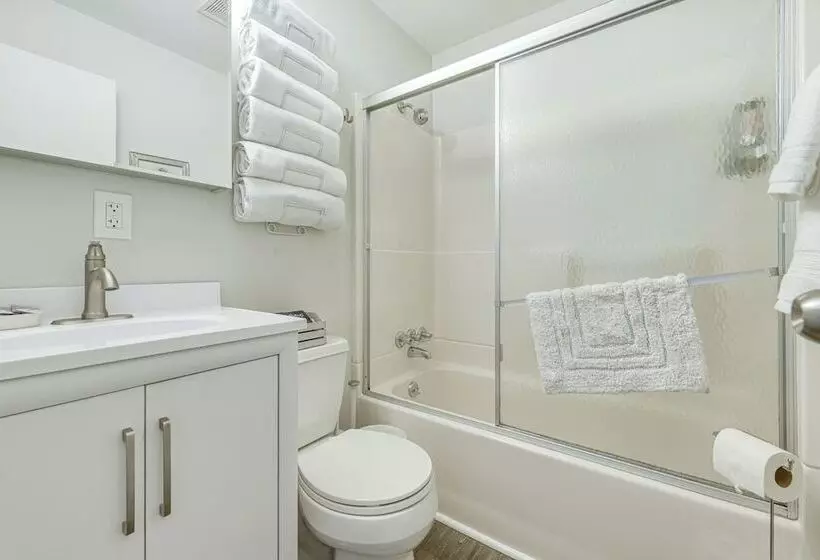 Pet Friendly Hoquiam Cottage W/ River Access!