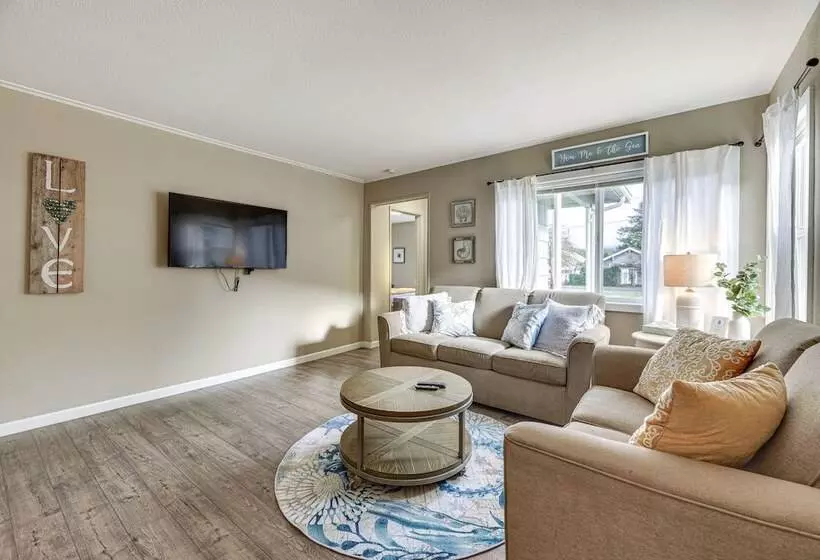 Pet Friendly Hoquiam Cottage W/ River Access!