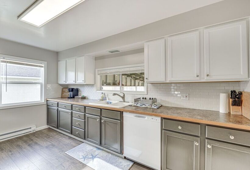 Pet Friendly Hoquiam Cottage W/ River Access!