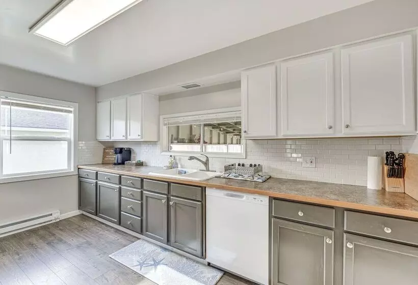 Pet Friendly Hoquiam Cottage W/ River Access!