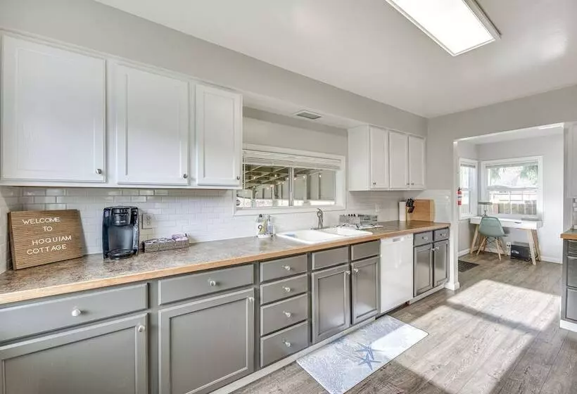 Pet Friendly Hoquiam Cottage W/ River Access!