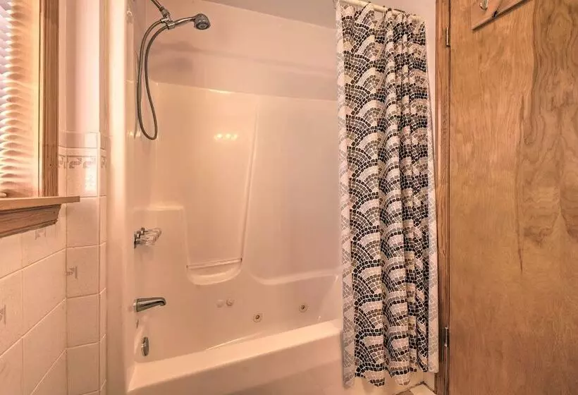 Private Hot Tub & Fireplace: Poconos Home!