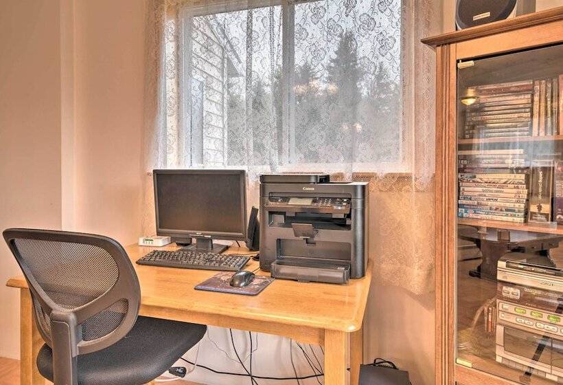 Private Hot Tub & Fireplace: Poconos Home!