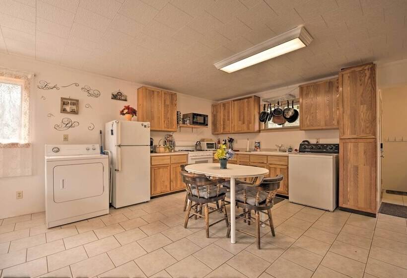 Private Hot Tub & Fireplace: Poconos Home!