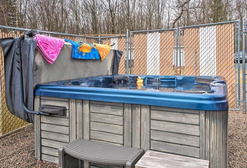 Private Hot Tub & Fireplace: Poconos Home!