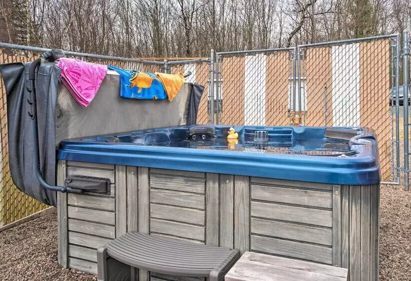 Private Hot Tub & Fireplace: Poconos Home!