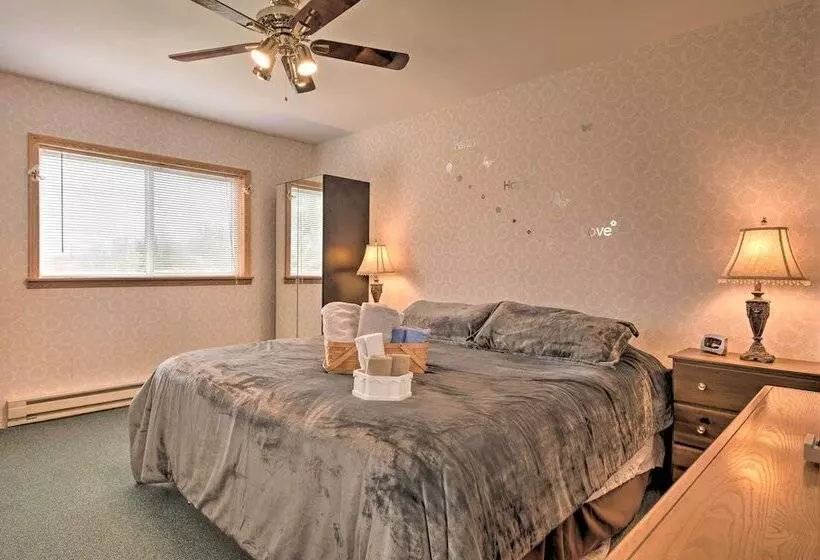 Private Hot Tub & Fireplace: Poconos Home!