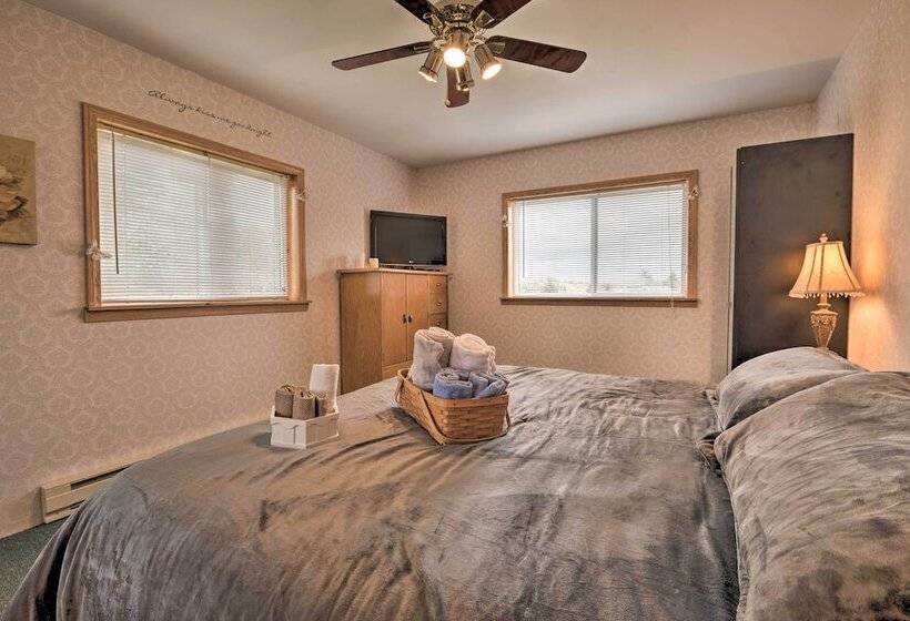 Private Hot Tub & Fireplace: Poconos Home!