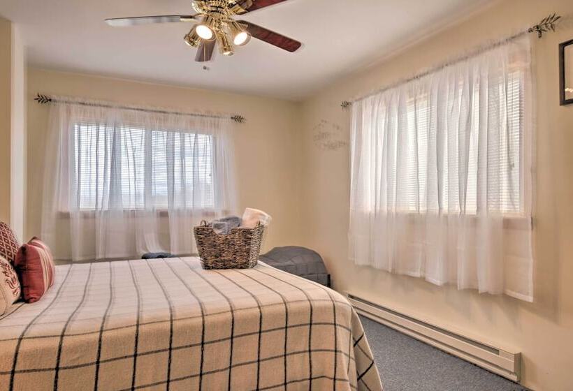 Private Hot Tub & Fireplace: Poconos Home!