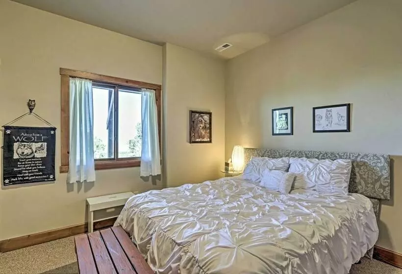 Private Hilltop Home W/ Expansive View & Grill!