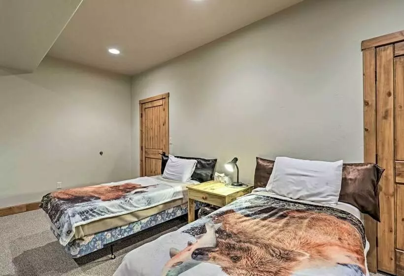 Private Hilltop Home W/ Expansive View & Grill!