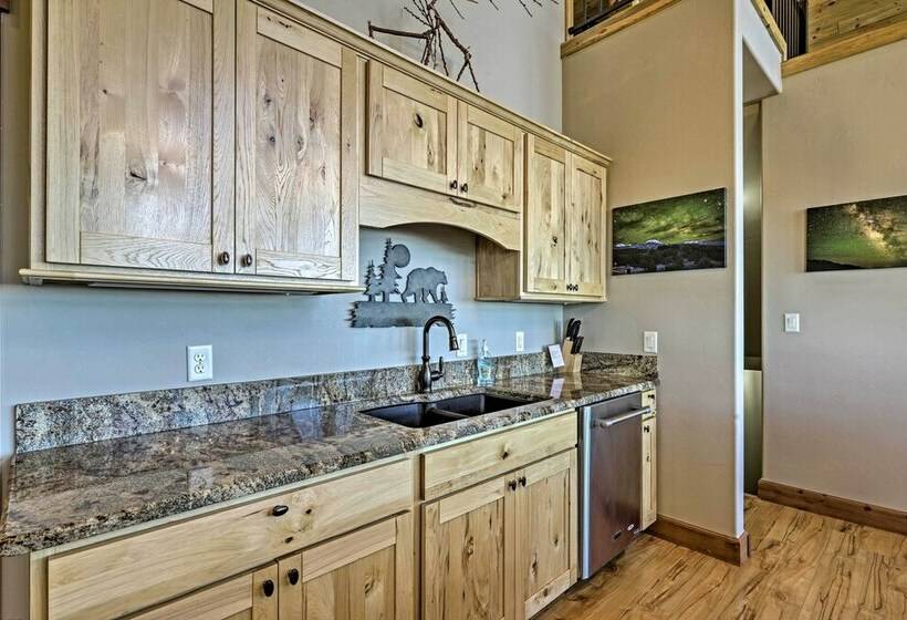 Private Hilltop Home W/ Expansive View & Grill!