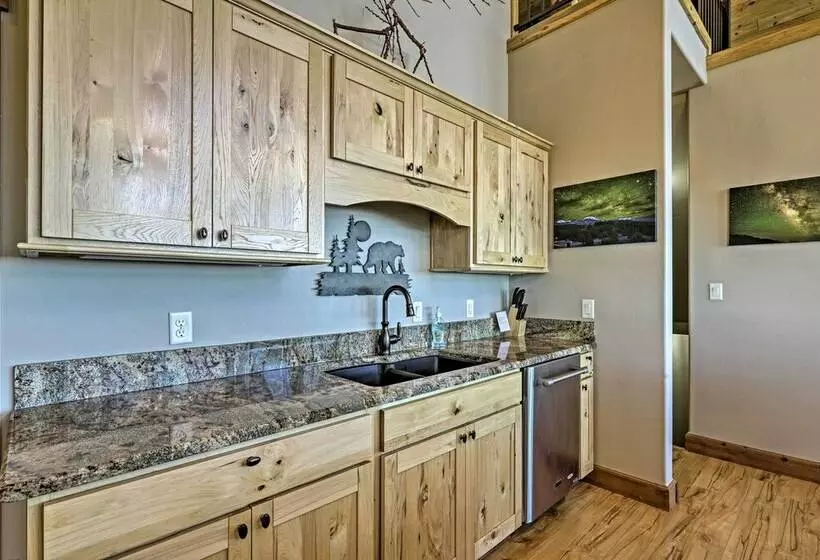 Private Hilltop Home W/ Expansive View & Grill!