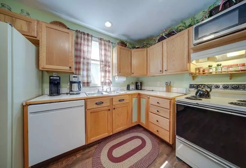 Riverfront Geneva Cottage On Grand River!