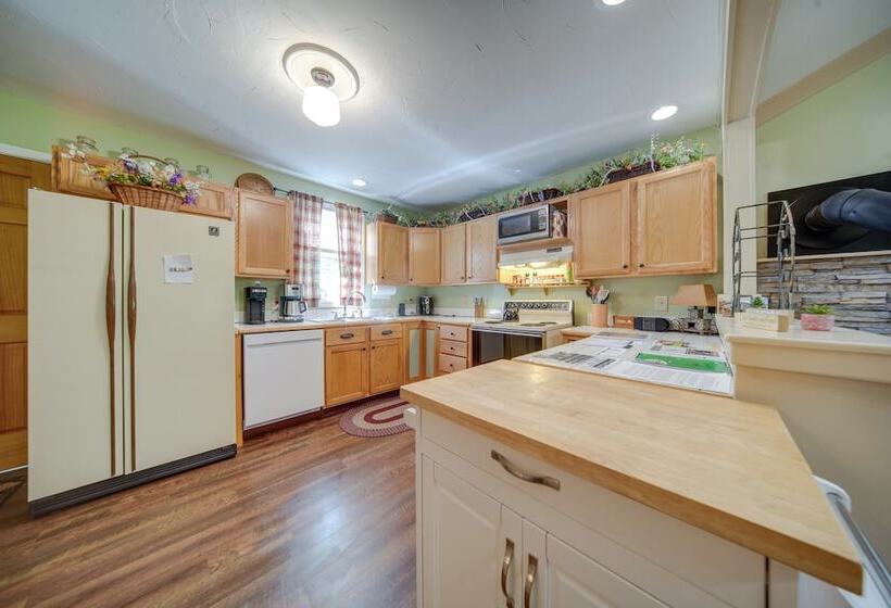 Riverfront Geneva Cottage On Grand River!