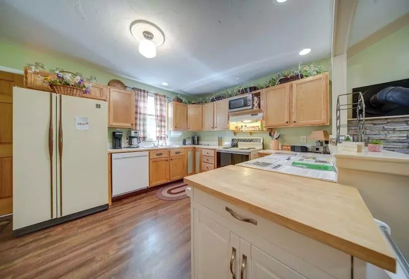 Riverfront Geneva Cottage On Grand River!