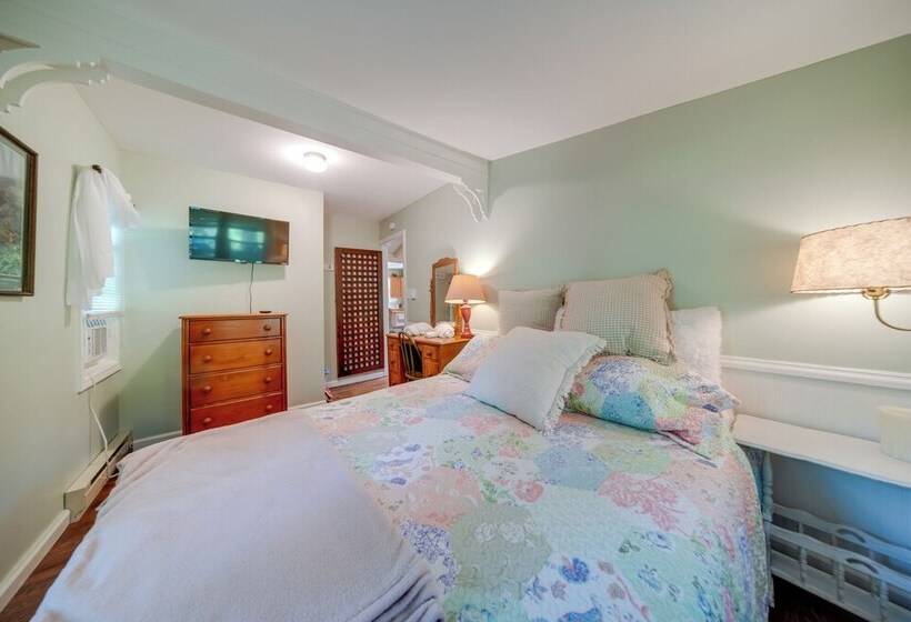 Riverfront Geneva Cottage On Grand River!