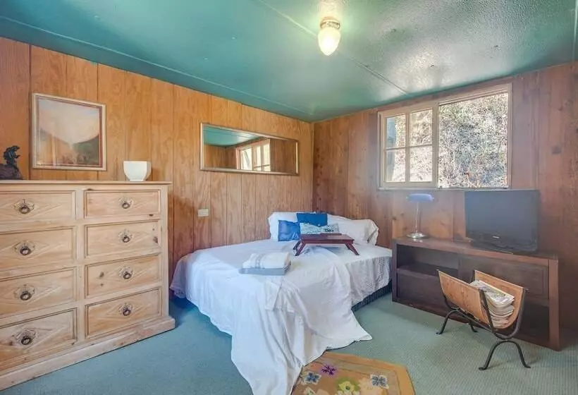 Topanga Canyon Rustic Treetop Trailer On 16 Acres!