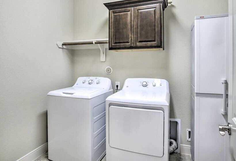 Spacious Cypress Home In Fairfield Community!