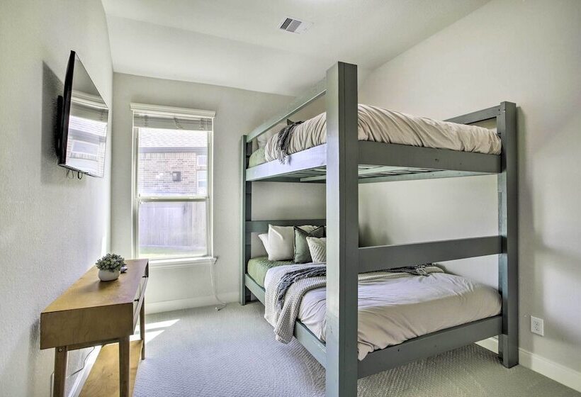 Spacious Cypress Home In Fairfield Community!