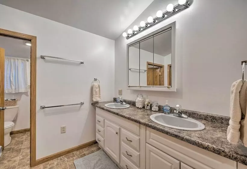 Spacious Kansas Retreat: On Site Disc Golf!