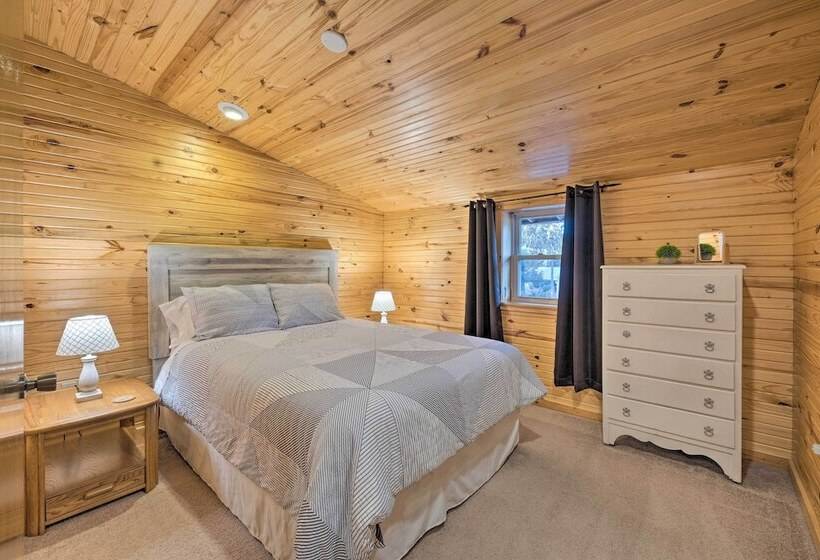 Spacious Kansas Retreat: On Site Disc Golf!