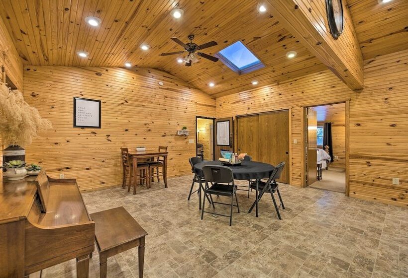Spacious Kansas Retreat: On Site Disc Golf!