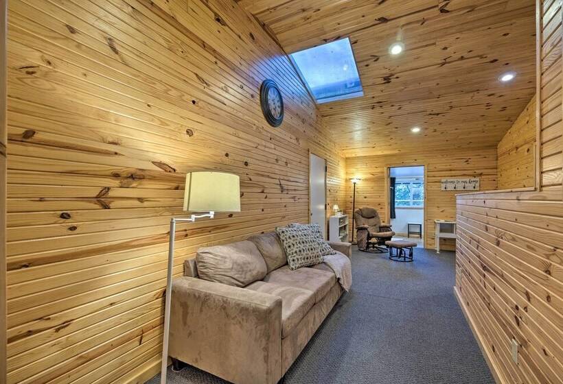 Spacious Kansas Retreat: On Site Disc Golf!