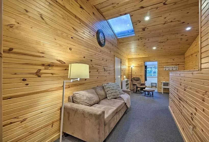 Spacious Kansas Retreat: On Site Disc Golf!