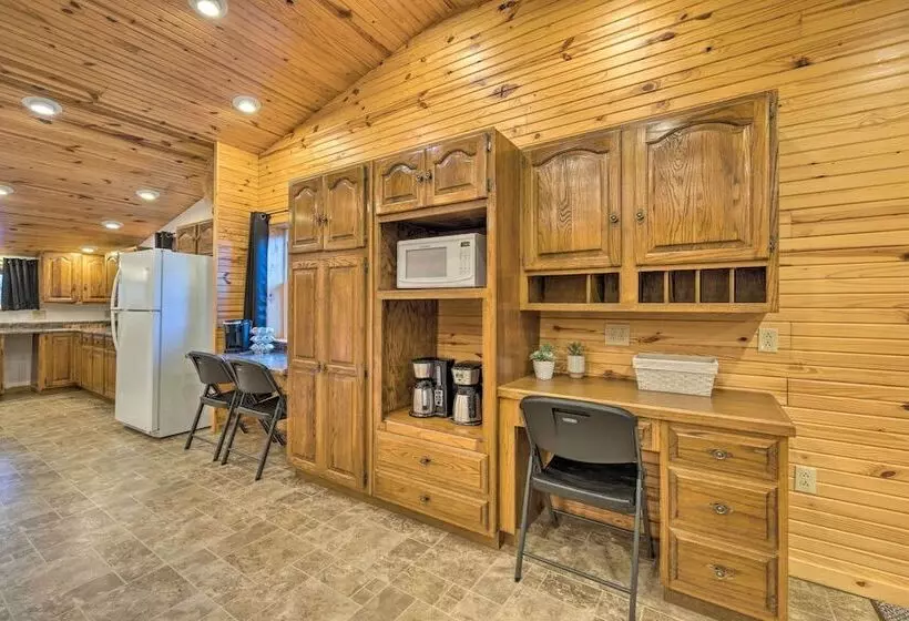 Spacious Kansas Retreat: On Site Disc Golf!