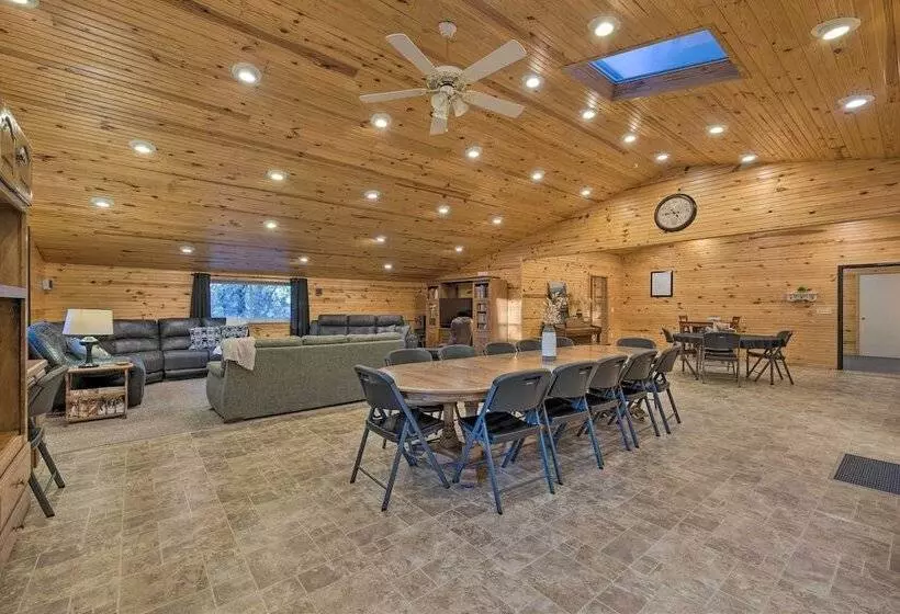Spacious Kansas Retreat: On Site Disc Golf!