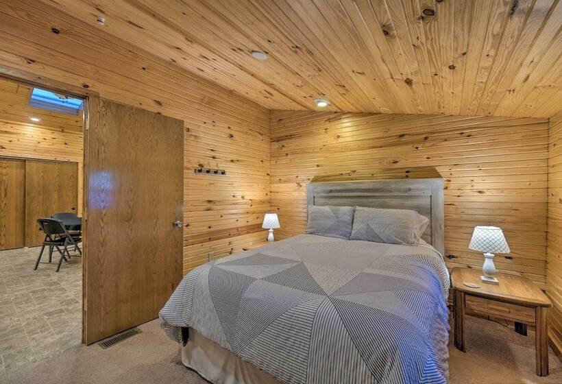 Spacious Kansas Retreat: On Site Disc Golf!