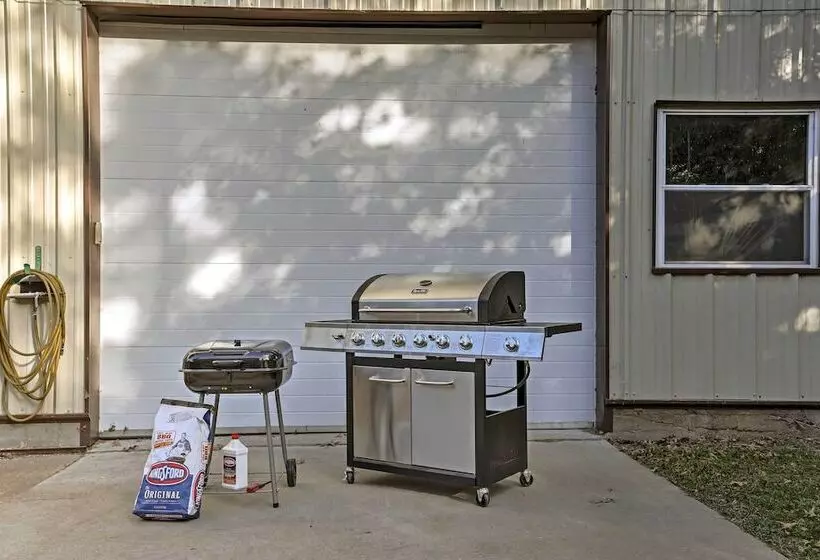 Spacious Kansas Retreat: On Site Disc Golf!