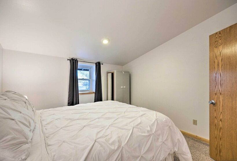 Spacious Kansas Retreat: On Site Disc Golf!