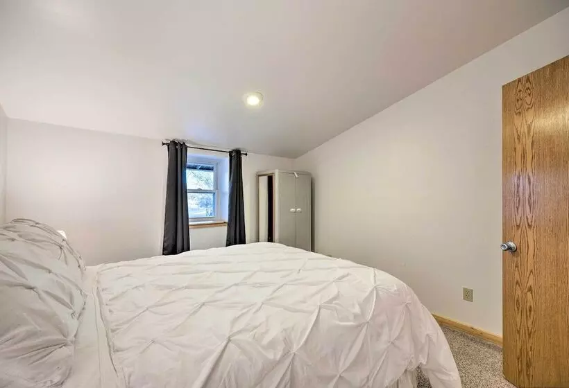 Spacious Kansas Retreat: On Site Disc Golf!