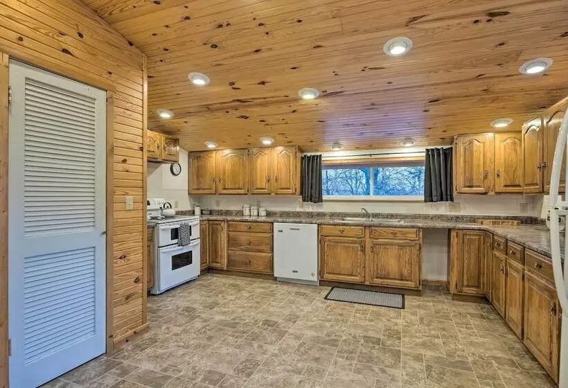 Spacious Kansas Retreat: On Site Disc Golf!