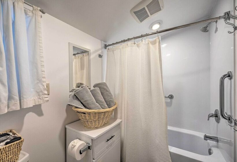 Spacious Kansas Retreat: On Site Disc Golf!