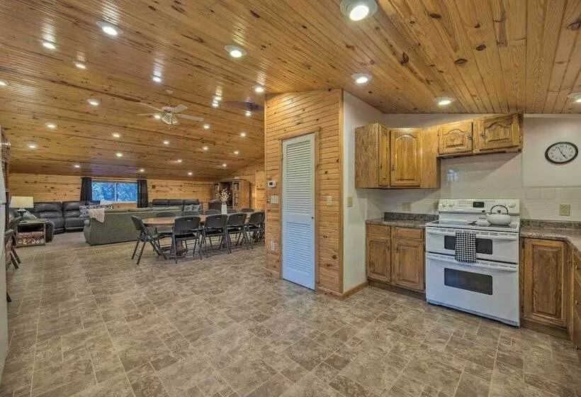 Spacious Kansas Retreat: On Site Disc Golf!